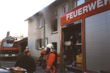 Blick auf Fahrzeuge und Haus