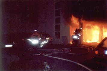 Lichterloh brennt der Verschlag