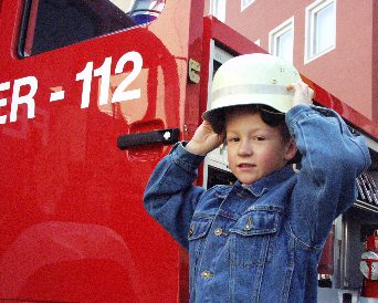 Kind mit Helm
